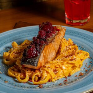 SALMÓN EN SALSA DE FRUTOS ROJOS